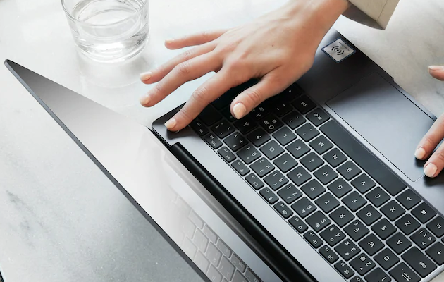 Sikkerhet Kvinne logger inn på PC-en ved hjelp av fingeravtrykksleser