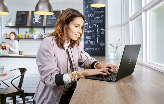 HP Envy x360 - Lekker design Kvinne bruker HP Envy x360 på en kaffebar