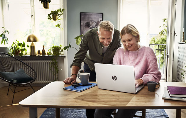HP 15 - Produktiv dagen lang En mann og en kvinne i sitt hjem med en HP 15