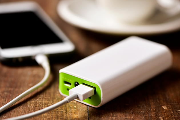 En powerbank kan lade mobilen på farten Telefon lades med en powerbank