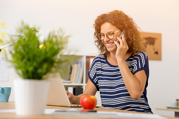 Sørg for å ha det rette abonnementet hvis du ringer mye Kvinne sitter ved et bord og snakker i telefonen