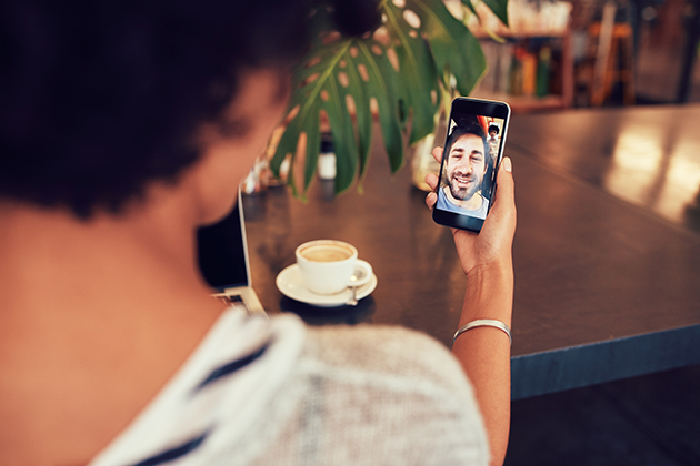Ring mennesker du er glad i over hele verden Kvinne videochatter med mann