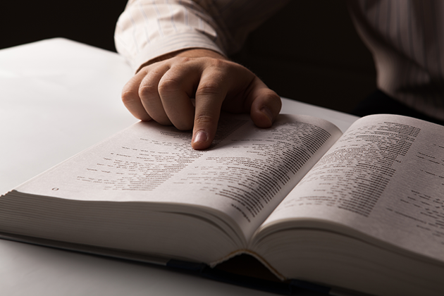 Appen Merriam-Webster Dictionary Person slår ord opp i ordbok