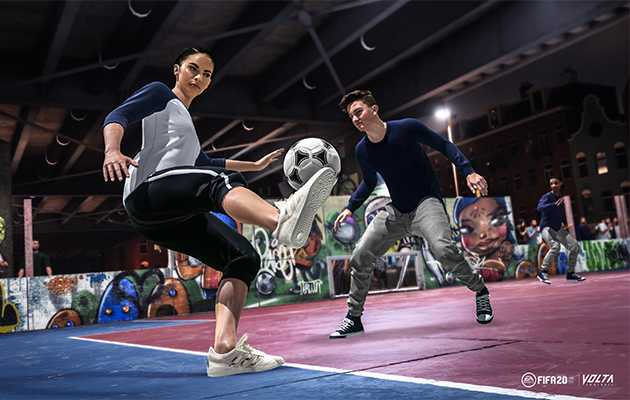 FIFA 20 VOLTA Bilde fra FIFA 20 VOLTA av to unge mennesker som spiller gatefotball