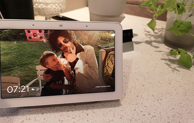 Google Foto kan automatisk velge de beste av de nyeste bildene dine Gutt og discomann med parykk