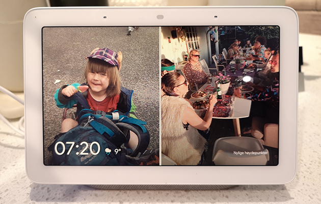 For å få bildene dine frem på Google Nest Hub, må du følge disse trinnene: Gutt med caps og folk ved et bord