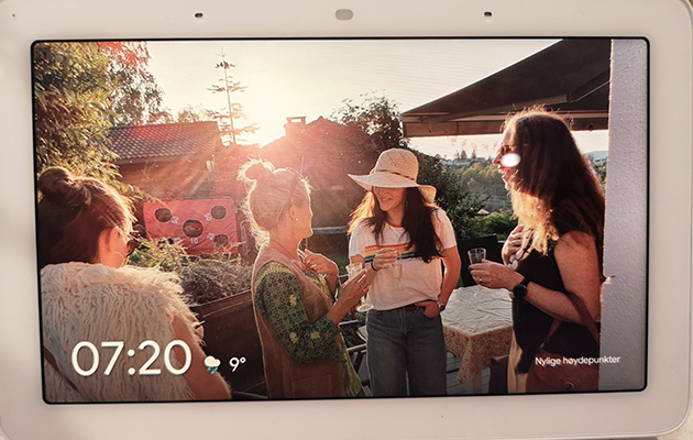 For å få bildene dine frem på Google Nest Hub, må du følge disse trinnene: Kvinner på fest
