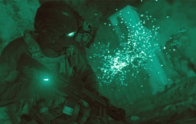 Nattoppdrag er det mange av i Call of Duty En soldat bak en vegg i mørket i Call of Duty