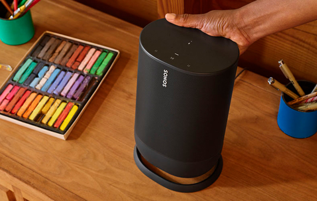 Bærbare Sonos Move virker med både Bluetooth og Wi-Fi Hånd som holder Sonos Move på et bord