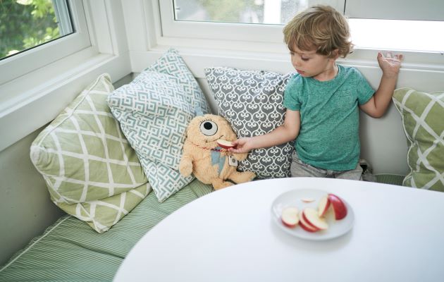 Tile Mate er en rimelig tracker Gutt som gir et eple til et kosedyr med Tile tracker
