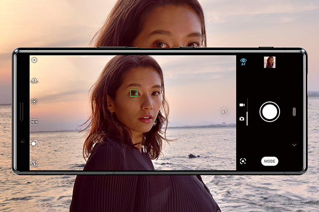 Sony Xperia 5 kommer med Eye Autofokus-teknologi Kvinne foran kameraet på Sony Xperia 5