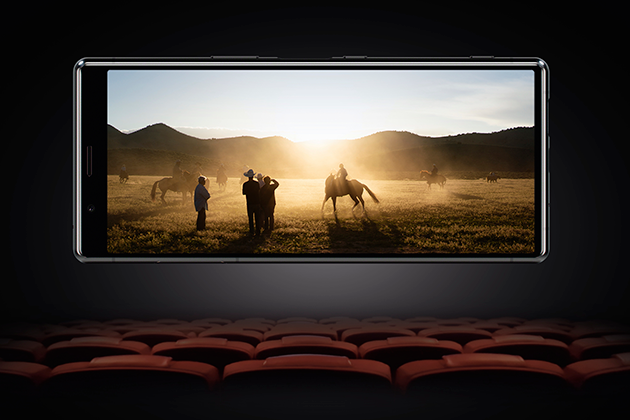 Den 6,1” FHD+ HDR OLED-skjermen kommer med HDR-oppskaleringsteknologi Sony Xperia 5 som viser film på kino