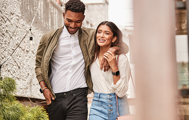 Fitbit Versa 2 sporer aktiviteten din hele dagen Par med hver sin Fitbit Versa 2-klokke