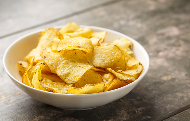 Egne hjemmelagde chips En skål med chips