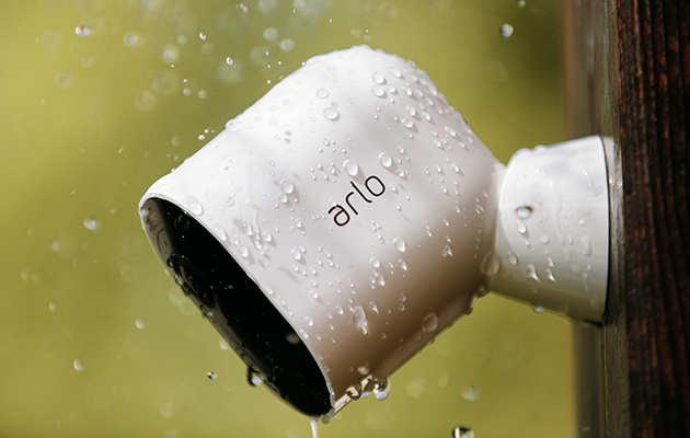 Det avanserte objektivet gir overlegen bildekvalitet i 2K med HDR og et bredere synsfelt Arlo Pro 3 i regnet