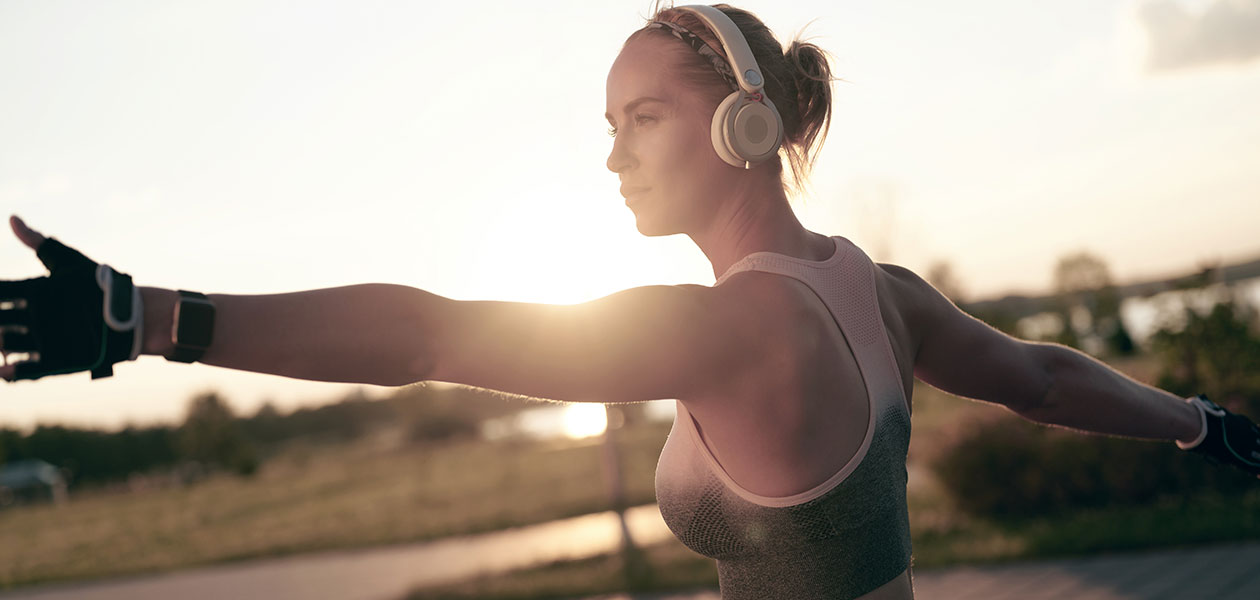 Velg den rette sportsklokken til treningsøktene dine og lytt til musikk uten telefon Kvinne i yogaposisjon med sportsklokke på håndleddet