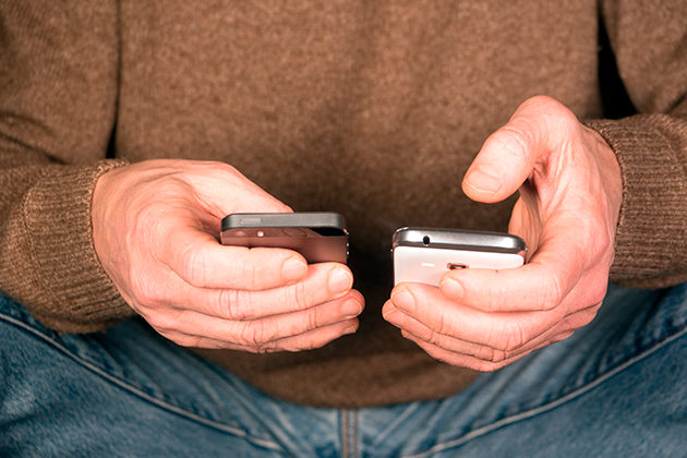 Slik sammenligner du ulike modeller Mann sitter med to telefoner i hånden
