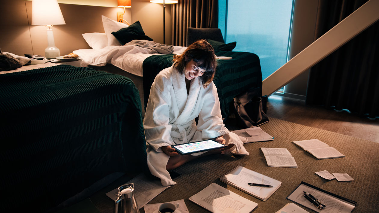 Med Surface Pro 7 fra Microsoft kan du være effektiv overalt En kvinne med Surface Pro 7 på et hotellrom