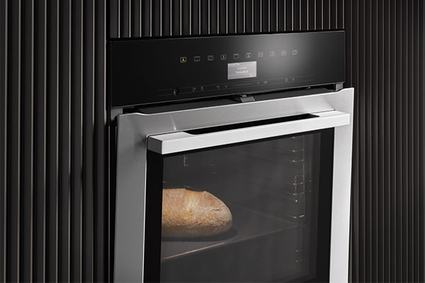 TasteControl åpner ovnsdøren automatisk Miele ovn Generasjon 7000 med et brød i