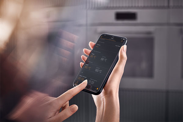 Få oversikt over alle dine tilkoblede produkter i Miele@mobile-appen Miele ovn Generasjon 7000 styres fra smarttelefon