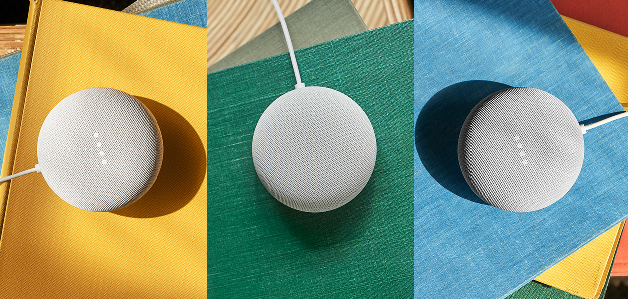 2. generasjons Nest Mini fra Google Tre Google Nest Mini med ulike bakgrunner