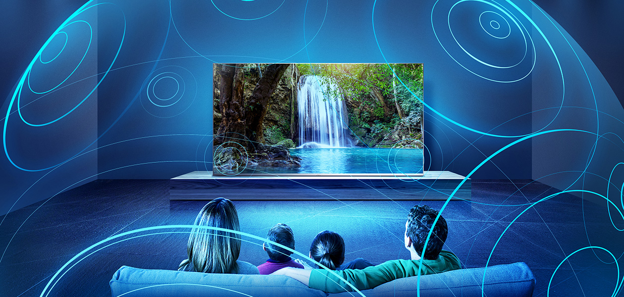 Dolby Atmos-lyd omslutter deg Illustrasjon av surroundlyd rundt en familie som ser på TV