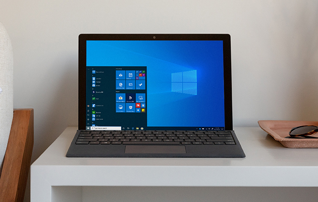 Surface Pro 7 benytter Windows 10 Surface Pro 7 som står på et skrivebord