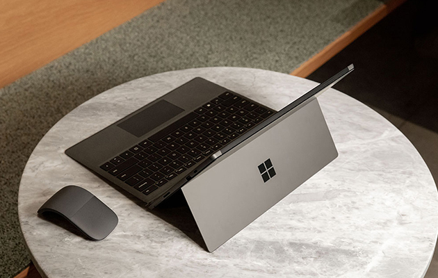 Vis hvem du er med Surface Pro 7 Surface Pro 7 som står på et rundt steinbord