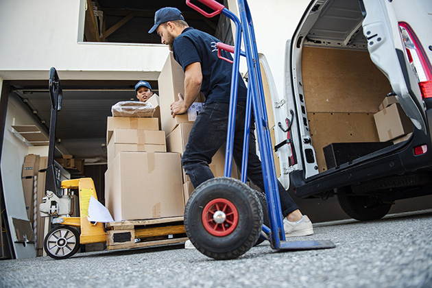 Transportere hvitevarer hjem Folk som leverer tunge esker fra en varebil.