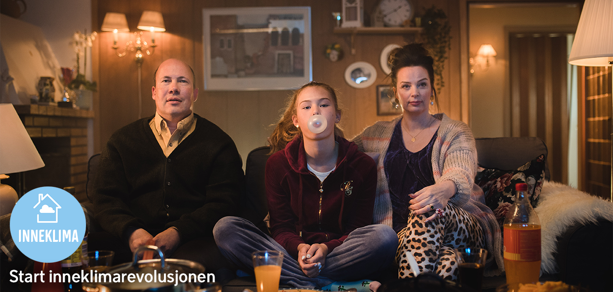 Hvorfor er et godt inneklima så viktig? Familie som sitter samlet i en sofa