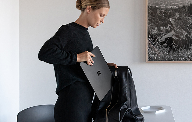 Surface Laptop 3 Kvinne putter Surface Laptop 3 i en veske