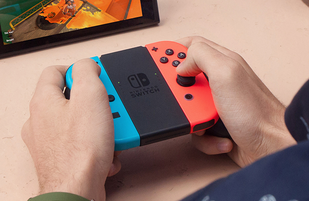Joy-Con-kontroller kan festes i Joy-Con Grip Joy-Con kontroller kan festes i Joy-Con Grip