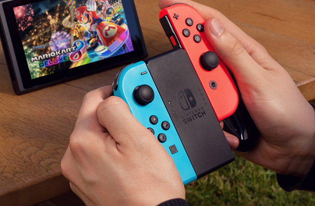 Det er enkelt å løsne Joy-Con fra Joy-Con Grip Det er enkelt å løsne Joy-Con fra Joy-Con Grip