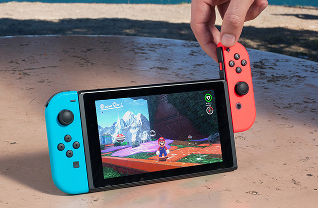 Fest Joy-Con på hver side av konsollen Fest Joy-Con på hver side av konsollen