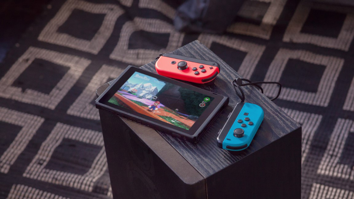 Switch og Joy-Cons på et bord Switch og Joy-Cons på et bord