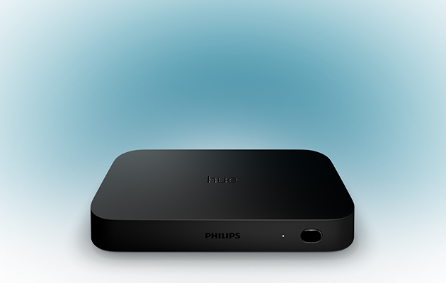 Philips Hue Play HDMI Sync Box Philips Hue Play HDMI Sync Box på en blå-hvit bakgrunn