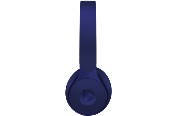 Class 1 Bluetooth®-teknologien gir hodetelefonene bedre rekkevidde og færre tilkoblingsfeil Beats Solo Pro i blått