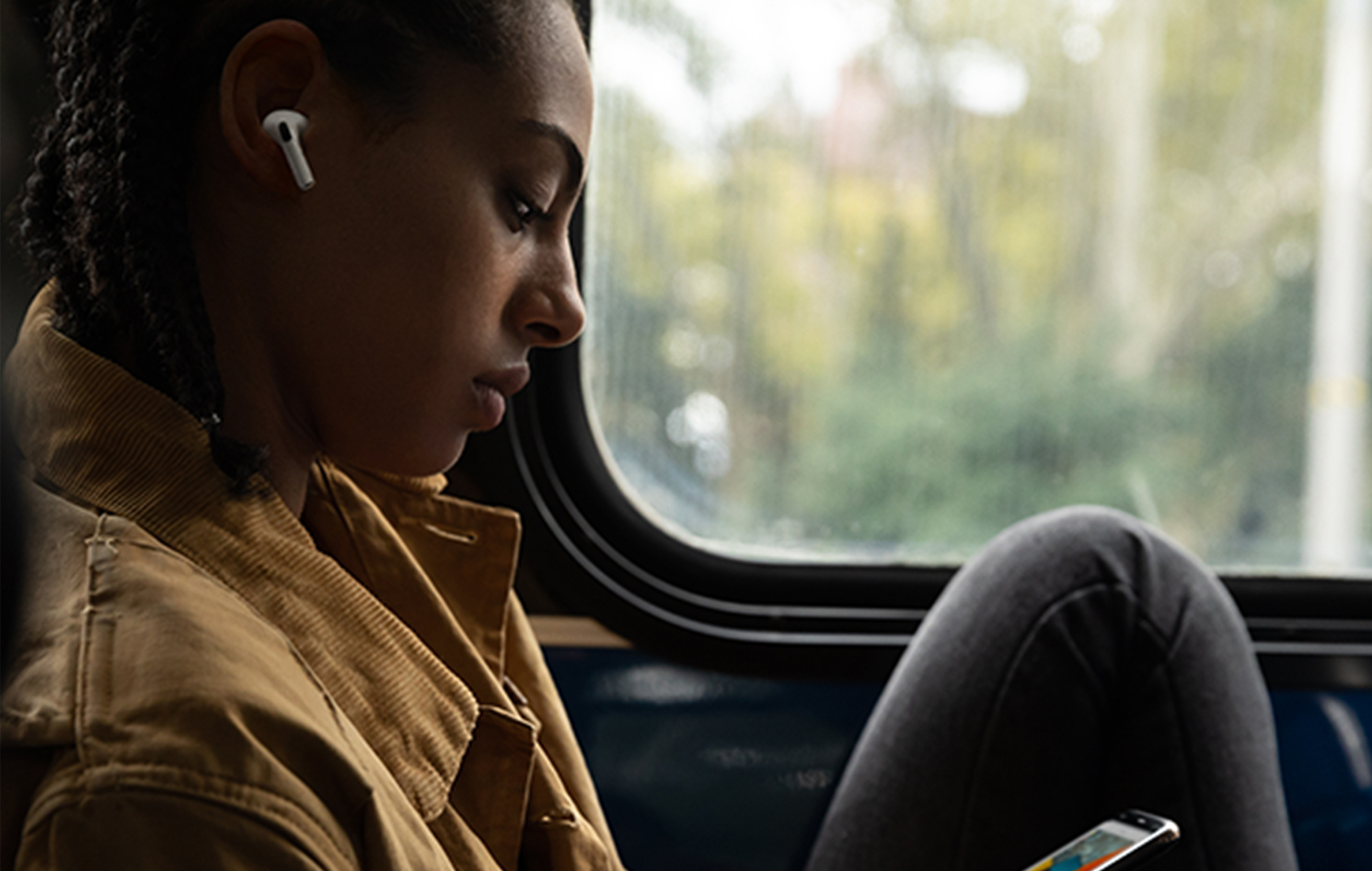 Reflec Apple Airpods Pro i øret til kvinne