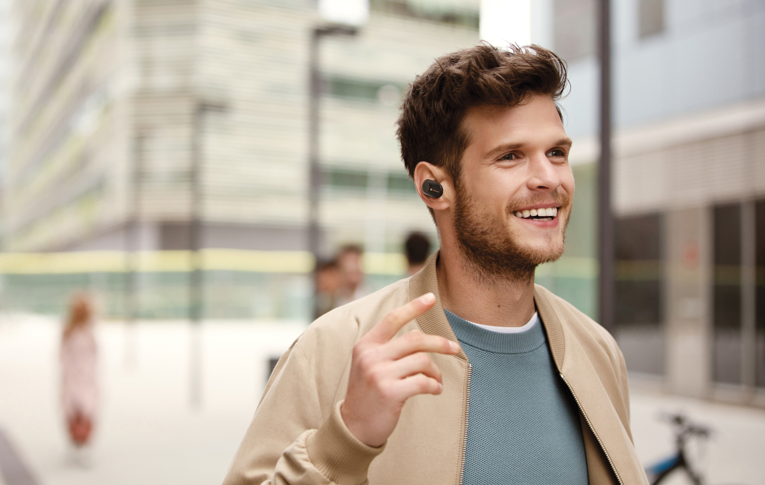 Sony WF-1000XM3 har de fleste av kvalitetene til de støydempende hodetelefonene med øreklokker Sony WF-1000XM3 i øret til mann