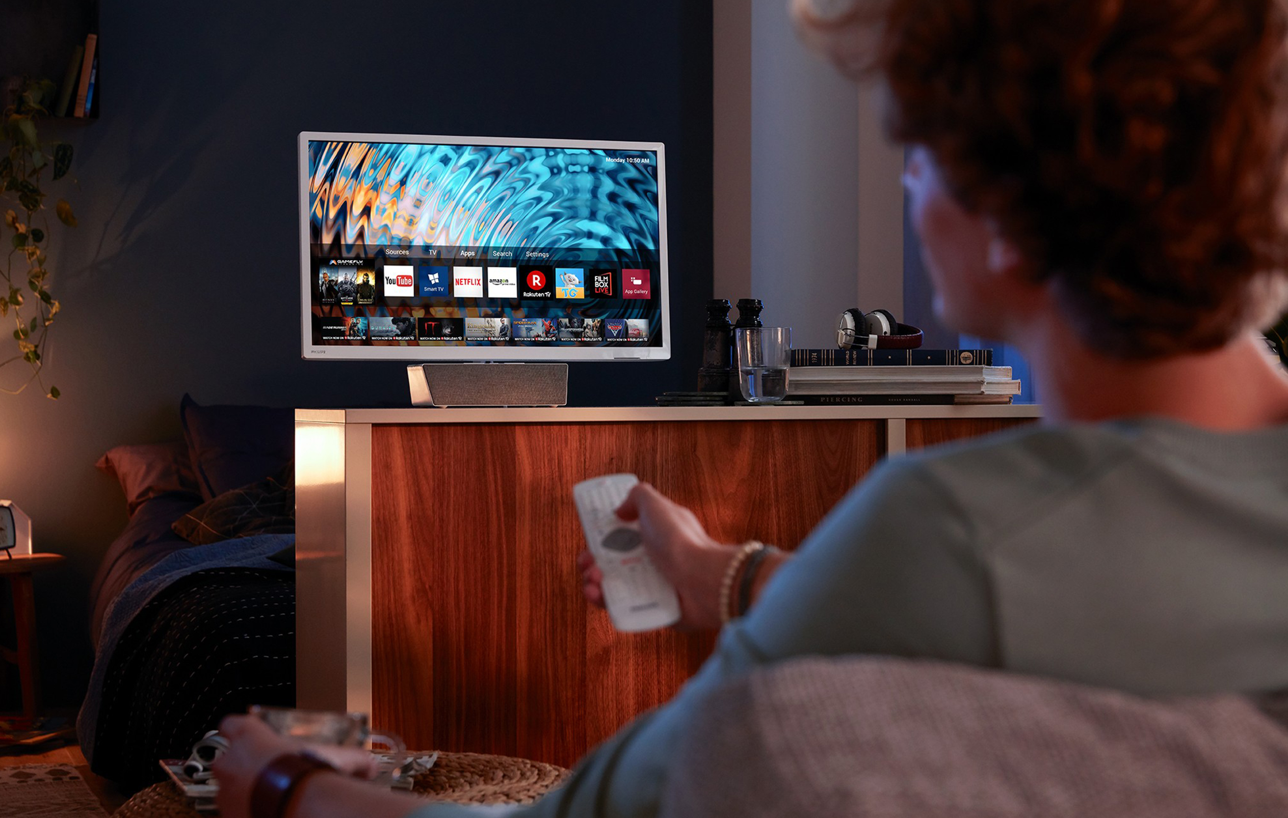 3. Skru på bevegelseskompensasjon Mann styrer TV med fjernkontroll
