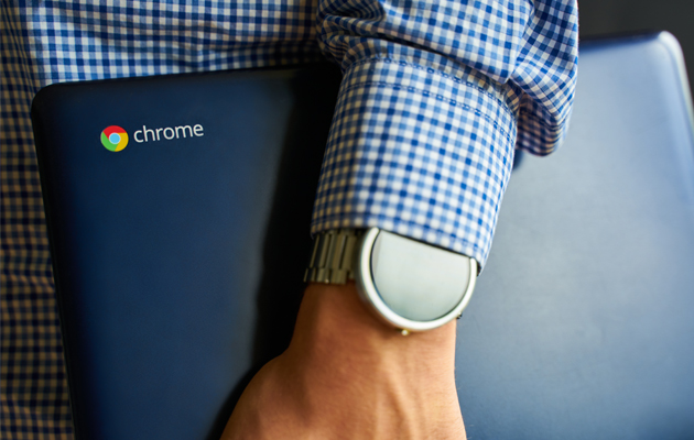 Alt styres via din Google-ID Mann som holder en Chromebook