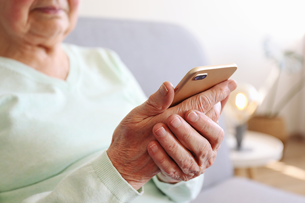 Slik velger du en brukervennlig telefon til seniorer Eldre kvinne med mobiltelefon
