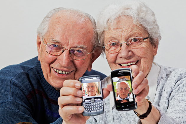 Slik velger du en brukervennlig telefon til seniorer Eldre par med mobiltelefoner