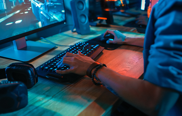Responstid og oppdateringsfrekvens En gaming-PC på et skrivebord