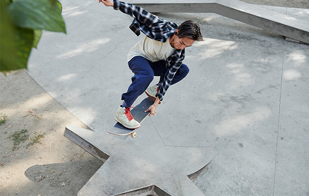 Med Class 1 Bluetooth-teknologi får du bedre rekkevidde og færre tilkoblingsfeil, slike at de trådløse øreproppene holder seg tilkoblet under hele økten Powerbeats på mann som skater