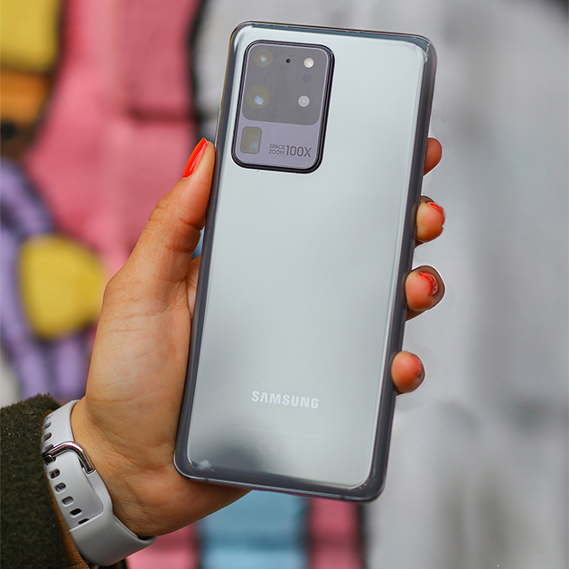 Galaxy S20 Ultra har det hittil største batteriet i en Samsung-telefon Samsung Galaxy S20 i blått sett forfra