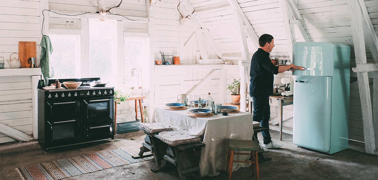 Smeg design Mann åpner lyseblått kjøleskap