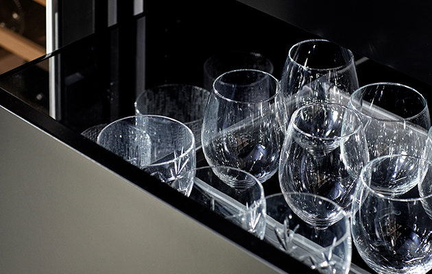 Crystal Plus er en stilfull og moderne løsning Crystal Plus -skuffesider i Epoq-kjøkken