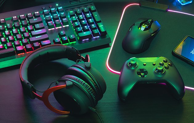 PC-vesker til gamere Gamingutstyr på en skrivepult