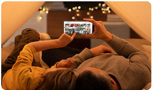 Flere fordeler ved å velge Galaxy A71 Samsung Galaxy A71 deles av mann og kvinne i telt